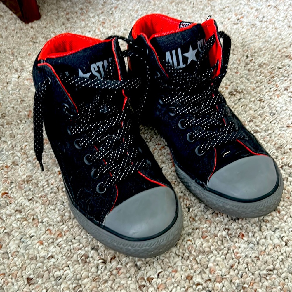 Converse all stars.  Size 5.  Good used condition!